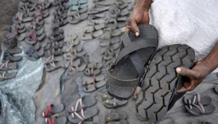 非洲小伙回收轮胎改造成凉鞋, 一双鞋十块钱, 既环保又耐穿